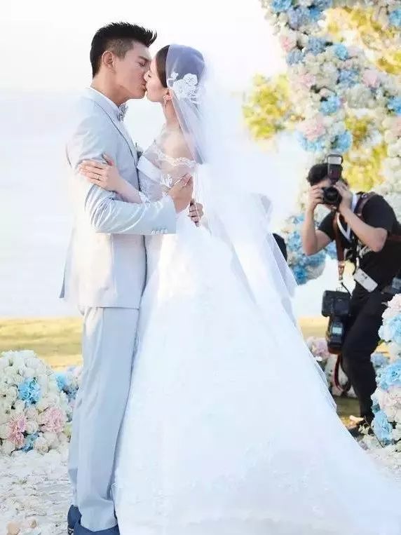 科技之光下的明星夢(mèng)幻婚紗選擇