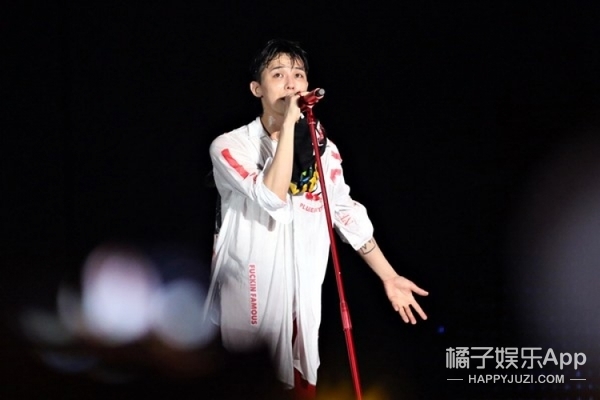 權志龍最新演唱會音樂盛宴震撼再現(xiàn)，現(xiàn)場視頻火熱來襲！